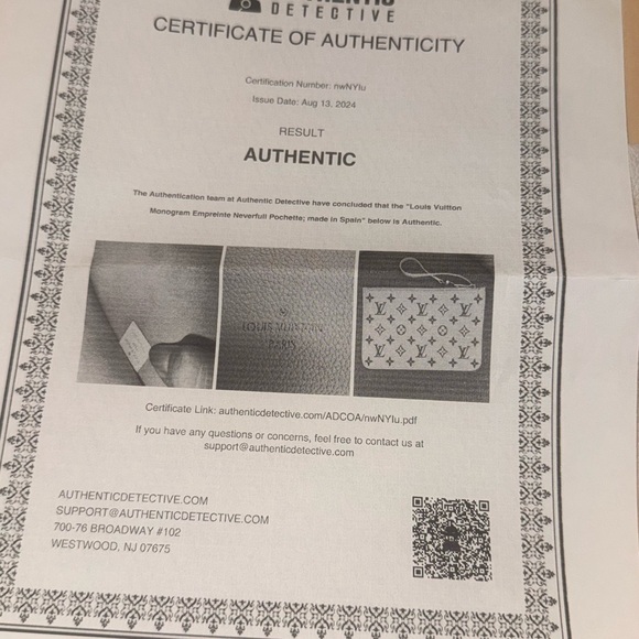 Louis Vuitton White and Gold Monogram Pouch
Comes with Box and dust bag - Picture 7 of 7